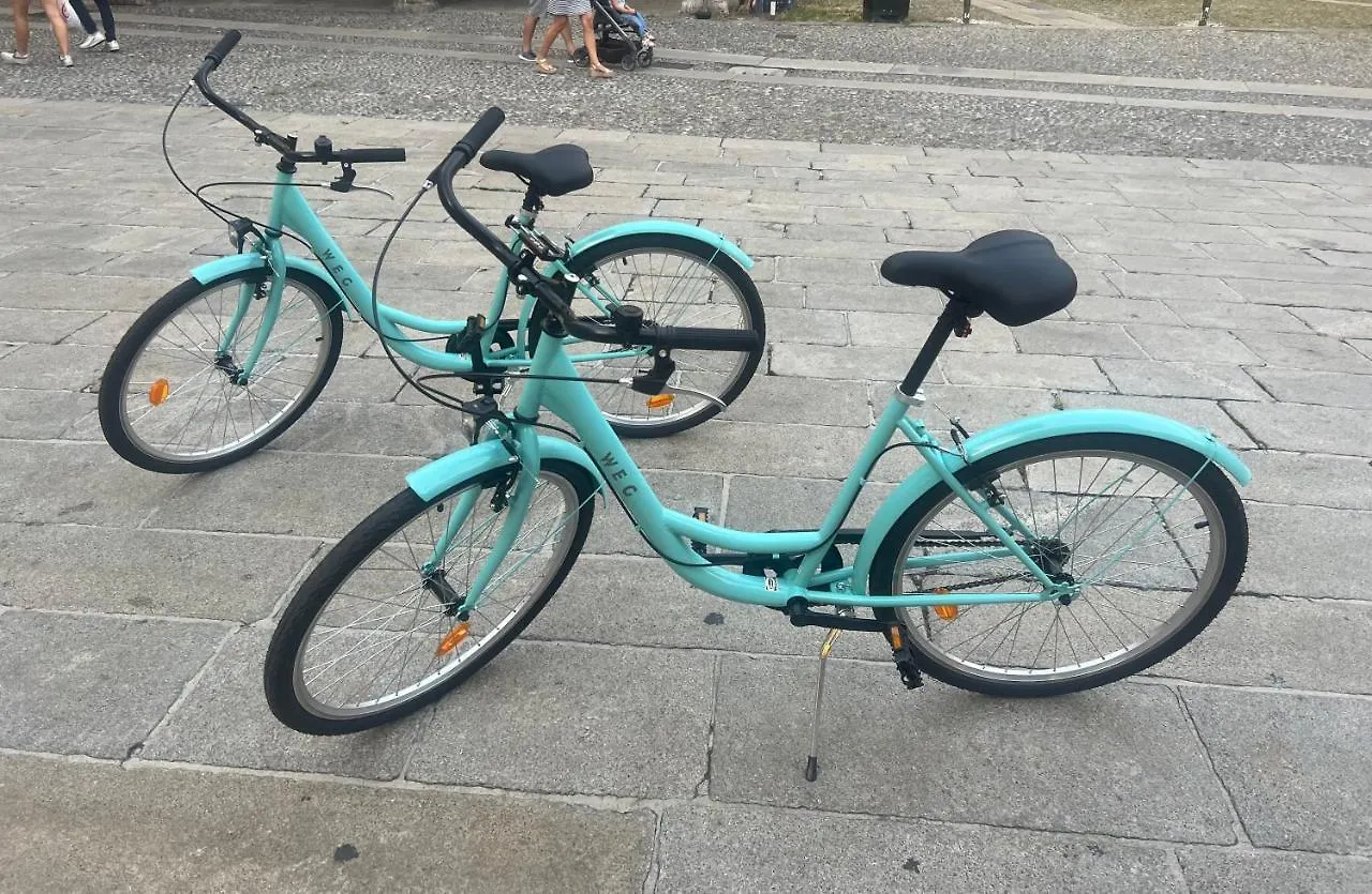 Alloggio Del 1400 Nel Cuore Del Centro Storico A 2 Min Dal Porto E Con 2 Bici Gratuite Como 0*,  Italy