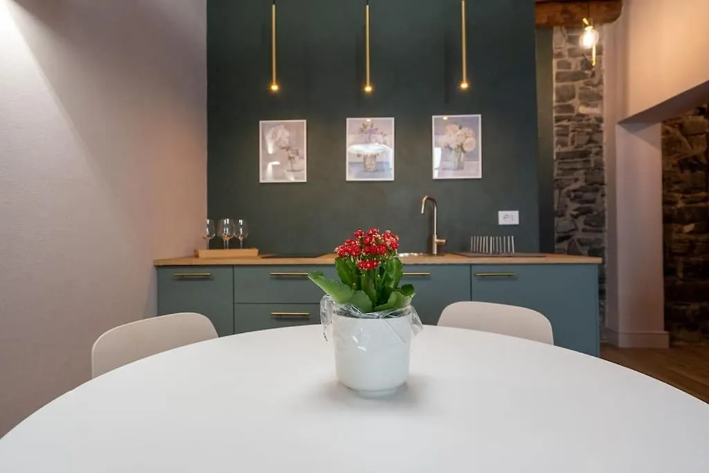 Apartment Alloggio Del 1400 Nel Cuore Del Centro Storico A 2 Min Dal Porto E Con 2 Bici Gratuite Como