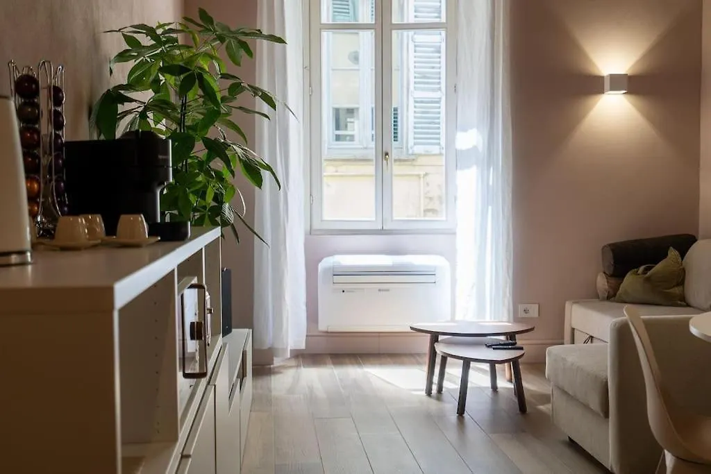 Apartment Alloggio Del 1400 Nel Cuore Del Centro Storico A 2 Min Dal Porto E Con 2 Bici Gratuite Como
