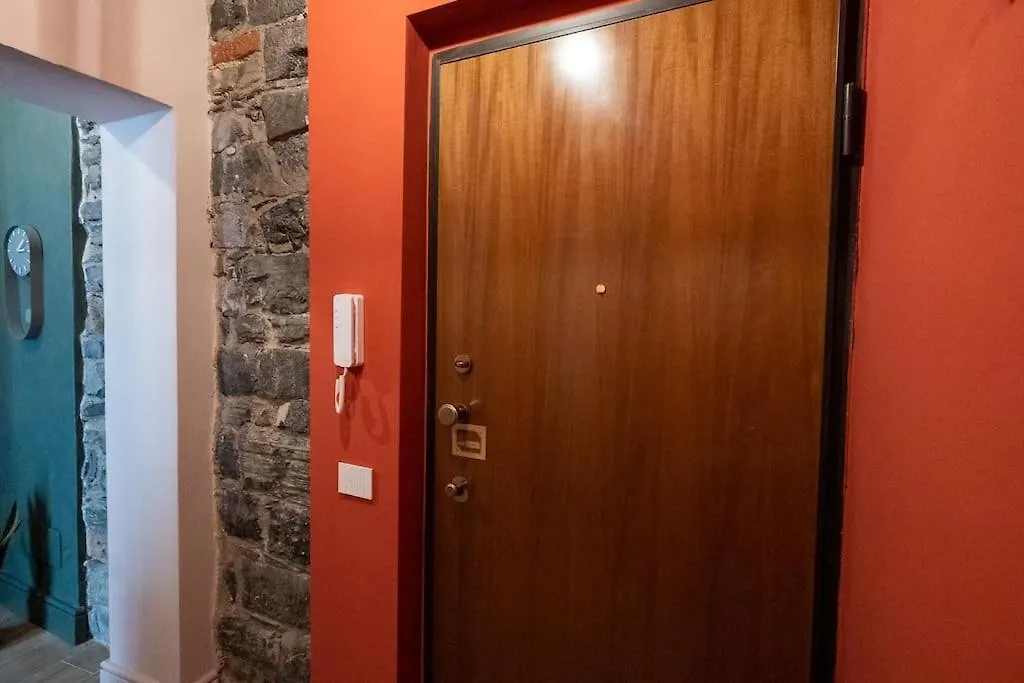 Apartment Alloggio Del 1400 Nel Cuore Del Centro Storico A 2 Min Dal Porto E Con 2 Bici Gratuite Como Italy