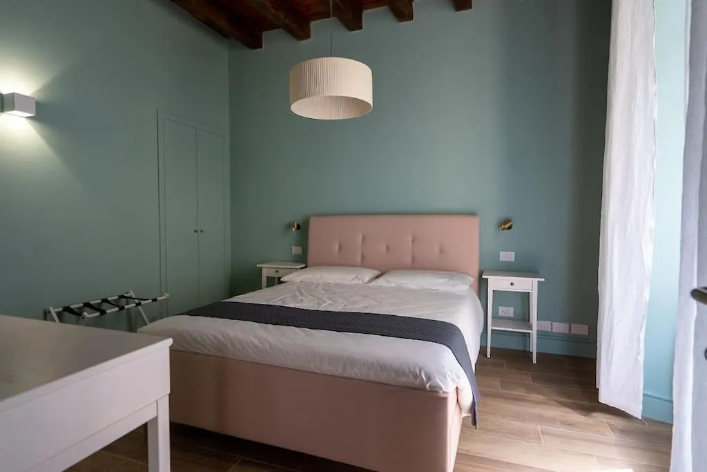 Apartment Alloggio Del 1400 Nel Cuore Del Centro Storico A 2 Min Dal Porto E Con 2 Bici Gratuite Como Italy