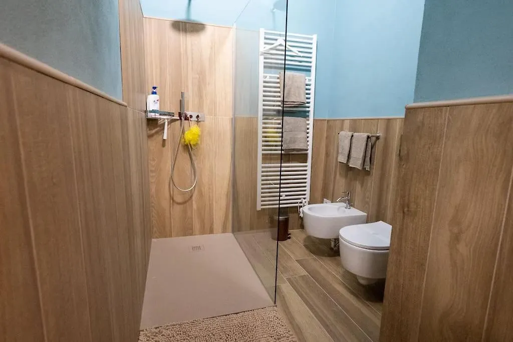 Alloggio Del 1400 Nel Cuore Del Centro Storico A 2 Min Dal Porto E Con 2 Bici Gratuite Como 0*,  Italy