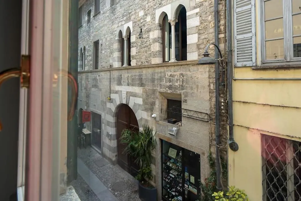 Alloggio Del 1400 Nel Cuore Del Centro Storico A 2 Min Dal Porto E Con 2 Bici Gratuite Como Apartment