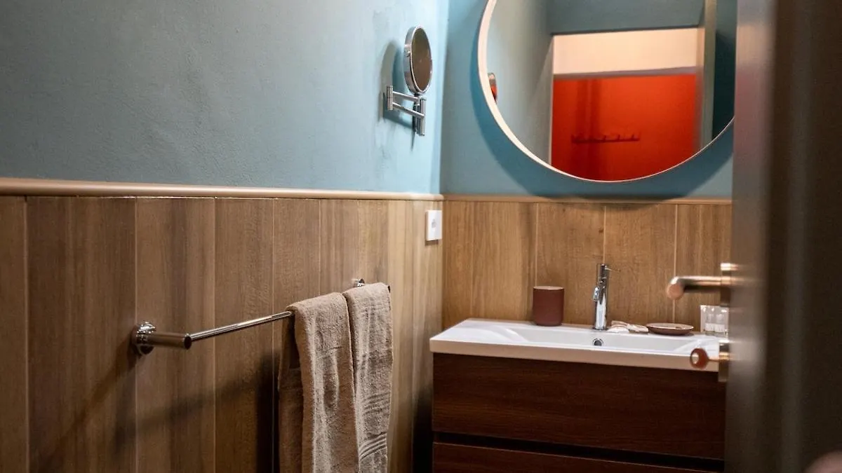 Apartment Alloggio Del 1400 Nel Cuore Del Centro Storico A 2 Min Dal Porto E Con 2 Bici Gratuite Como Italy