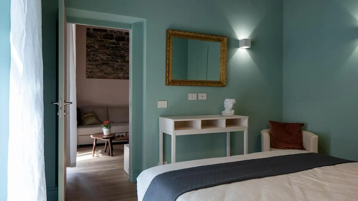 Apartment Alloggio Del 1400 Nel Cuore Del Centro Storico A 2 Min Dal Porto E Con 2 Bici Gratuite Como Italy