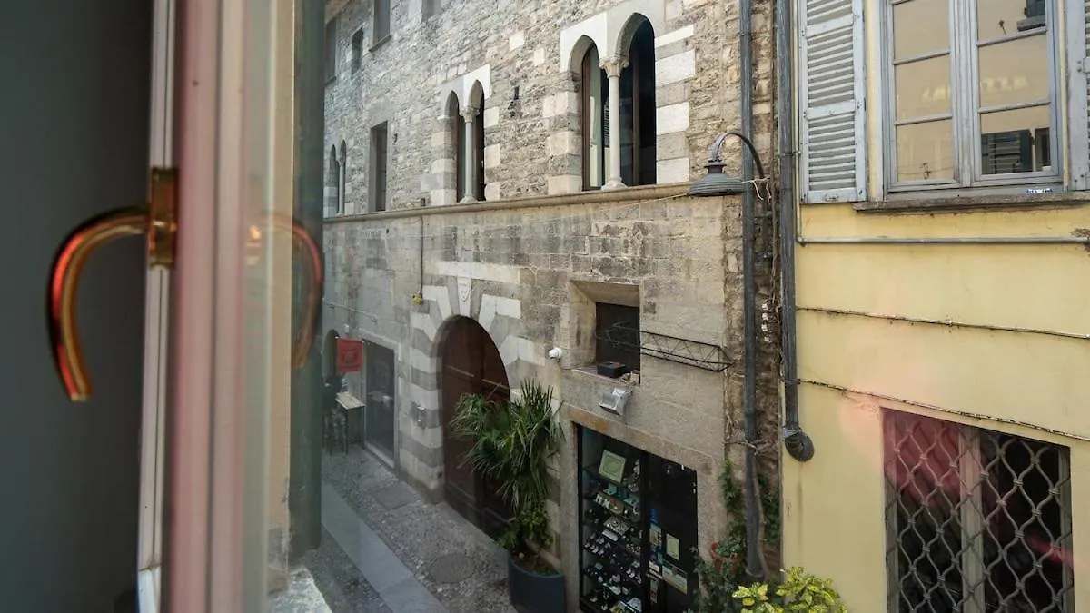 Alloggio Del 1400 Nel Cuore Del Centro Storico A 2 Min Dal Porto E Con 2 Bici Gratuite Como