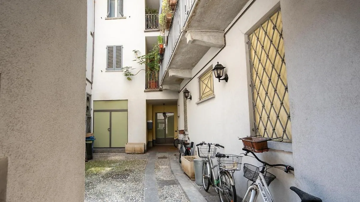 Alloggio Del 1400 Nel Cuore Del Centro Storico A 2 Min Dal Porto E Con 2 Bici Gratuite Como 0*,  Italy