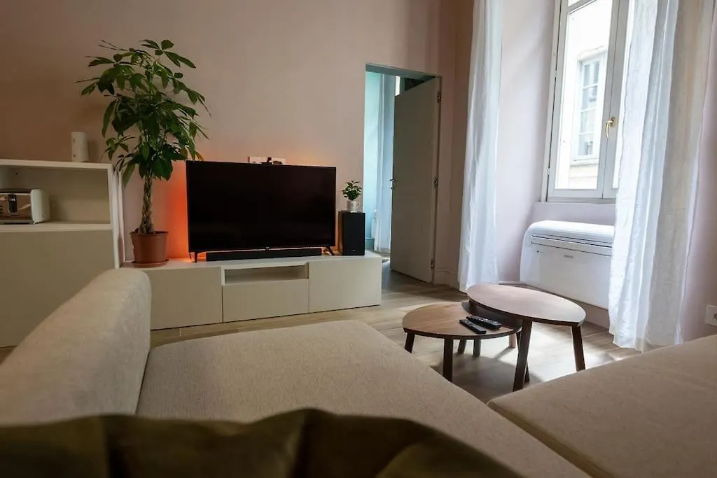 Apartment Alloggio Del 1400 Nel Cuore Del Centro Storico A 2 Min Dal Porto E Con 2 Bici Gratuite Como Italy