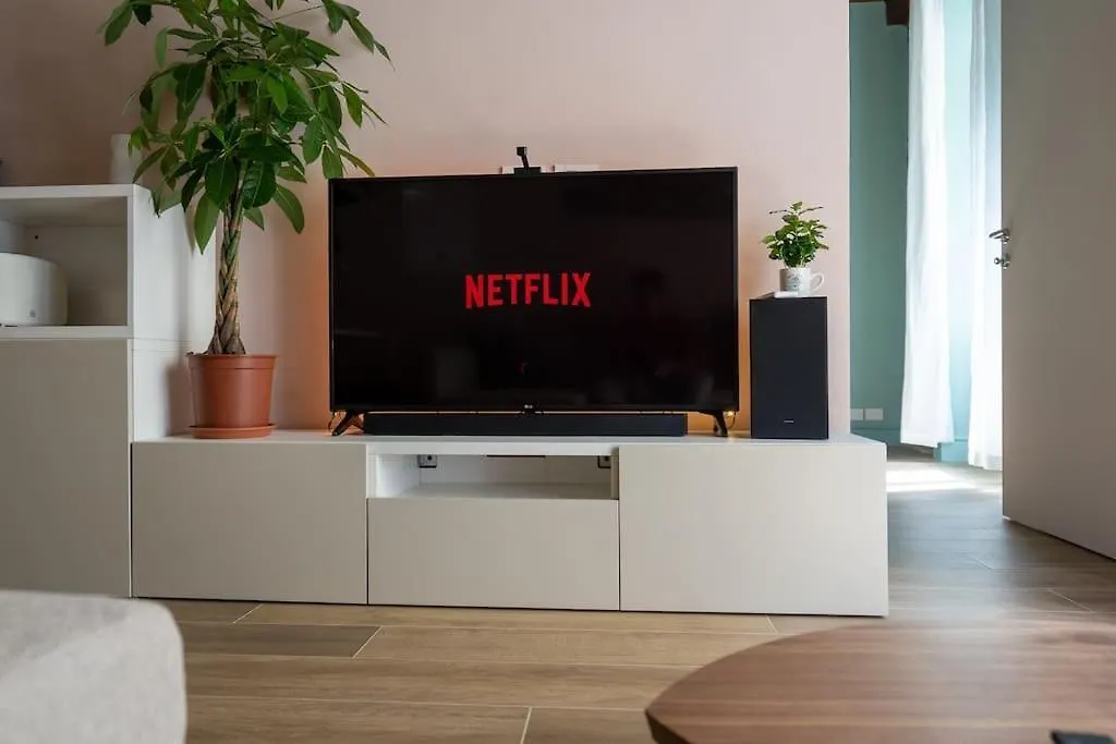 Apartment Alloggio Del 1400 Nel Cuore Del Centro Storico A 2 Min Dal Porto E Con 2 Bici Gratuite Como Italy