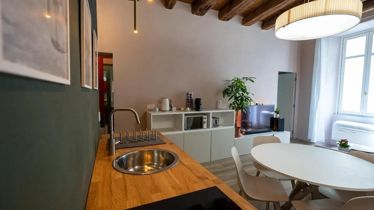 Apartment Alloggio Del 1400 Nel Cuore Del Centro Storico A 2 Min Dal Porto E Con 2 Bici Gratuite Como